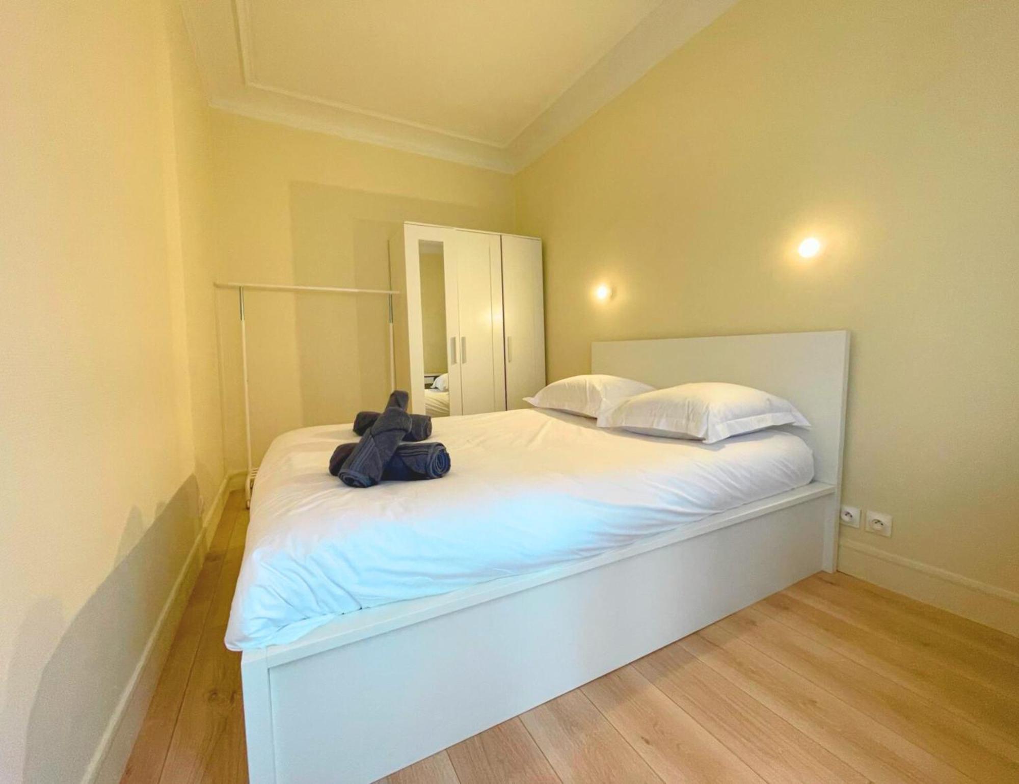 Chambre Lit Double Et Salon Avec Canape-Lit A 10 Minutes Des Champs Elysees Parigi Esterno foto